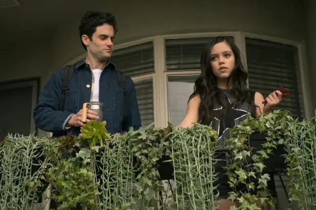 23 yaşındaki Jenna Ortega (sağda), Netflix'in psikolojik gerilim dizisi You'da Joe Goldberg'ü canlandıran Penn Badgley'yle (solda) birlikte rol almıştı (Netflix)
