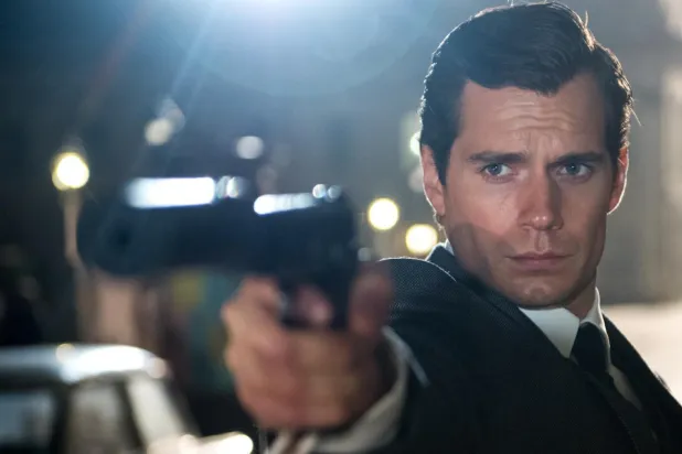 Guy Ritchie'nin yönettiği ve 1960'ların Soğuk Savaş atmosferinde geçen 2015 yapımı Kod Adı: U.N.C.L.E.'da (The Man from U.N.C.L.E.) Henry Cavill, Amerikalı ajan Solo rolündeydi (Warner Bros. Pictures)
