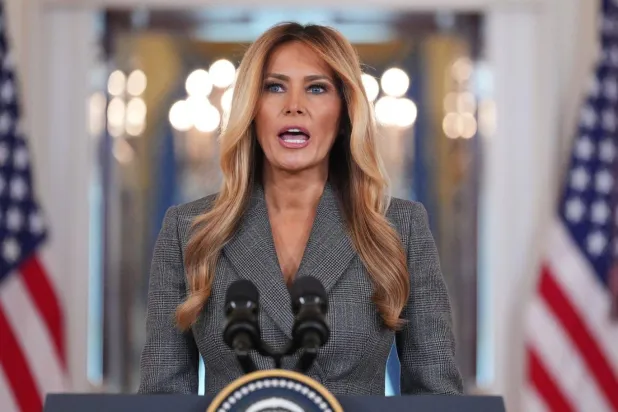 Yeni anketler Melania Trump'ın bugüne kadar en az sevilen ABD First Lady'si olduğunu gösterirken, popülarite oranları "tarihsel olarak berbat" diye niteleniyor (AP)