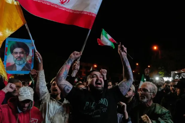 İranlılar, ateşkesin duyurulmasının ardından Tahran'da kutlama düzenlemişti (AP)