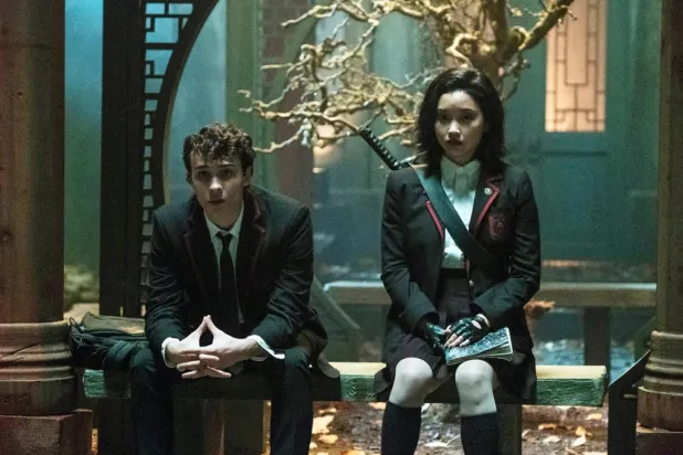 1980'lerin San Franciscosu'nda geçen Deadly Class, evsiz bir gencin suç dünyasının önde gelen ailelerinin çocuklarının "ölümcül sanatlarda" ustalaştığı tarihi bir özel okula alınmasını anlatıyor (Netflix)