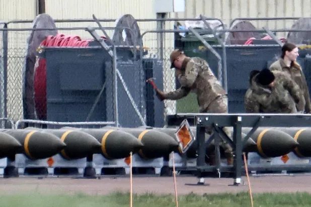 İran ve Ukrayna'daki devam eden çatışmaların mühimmat ve diğer önemli askeri teçhizat stoklarını tüketmesi nedeniyle Trump yönetiminin savunma malzemeleri üretimi konusunda ABD'nin önde gelen üreticileriyle temasa geçtiği bildiriliyor (AFP)