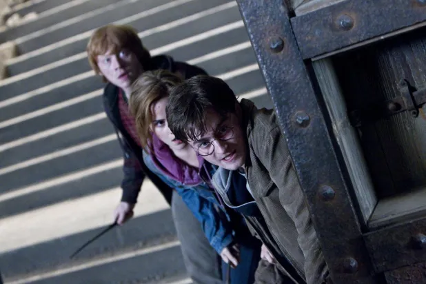 2011 yapımı Harry Potter ve Ölüm Yadigarları: Bölüm 2, Harry, Ron ve Hermione'nin Lord Voldemort'un ruhunun kalan parçalarını bulup yok etmeye çalışmalarını konu alıyor (Warner Bros.)