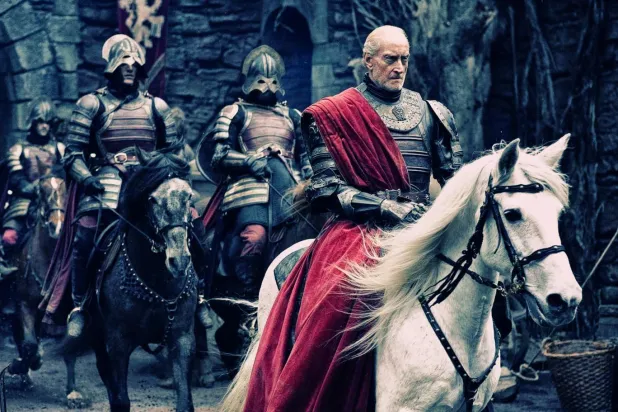Game of Thrones'da Charles Dance tarafından canlandırılan Lannister Hanesi'nin acımasız ve hesapçı reisi Tywin Lannister karakteri, Westeros'un en güçlü siyasi figürlerinden biriydi (HBO)