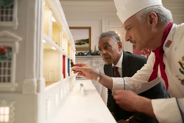 The Residence'ta cinayete kurban giden A. B. Wynter karakterini canlandıran 67 yaşındaki Giancarlo Esposito (solda), en çok Breaking Bad'deki rolüyle tanınıyor (Netflix)