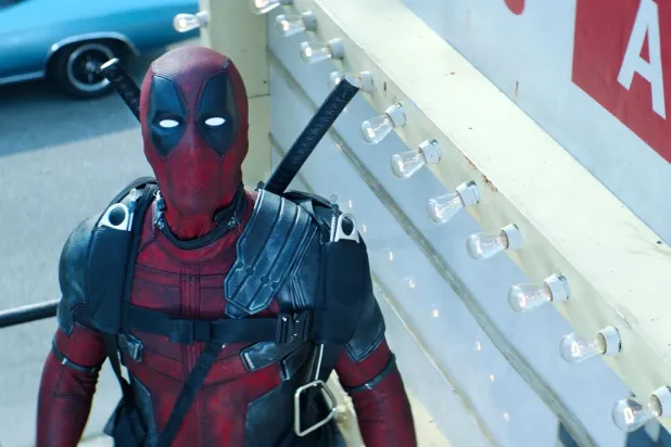 David Leitch'in yönettiği 2018 yapımı Deadpool 2, kız arkadaşı Vanessa'nın ölümüyle yıkılan Wade Wilson'ın, Cable adında gelecekten gelen sibernetik bir askerin hedefindeki genç mutant Russell'ı korumak için X-Force ekibini kurmasını konu alıyor (20th Century Fox)