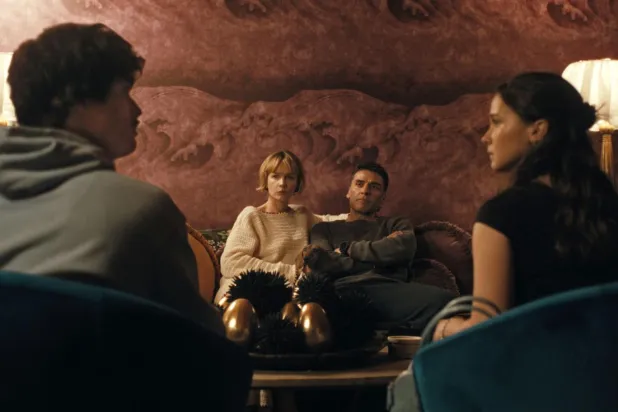 Beef'in ikinci sezonu aşkın zorlukları, evlilik, maddi ve manevi kayıplarla şantaj gibi konuları işliyor (Netflix)