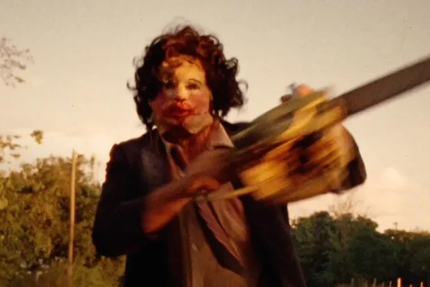 Teksas Katliamı'ndaki Deri Surat karakteri, meşhur seri katil Ed Gein'in cinayetlerinden esinlenmiş olsa da filmin konusu büyük ölçüde kurgusal (Bryanston Distributing Company)