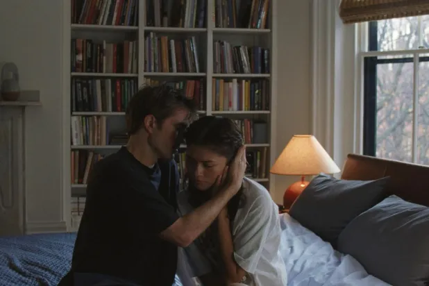 Drama, düğünlerinden hemen önce karanlık ve saklı gerçeklerin ortaya çıkmasıyla hayatları altüst olan genç bir çiftin hikayesini merkezine alıyor (A24)