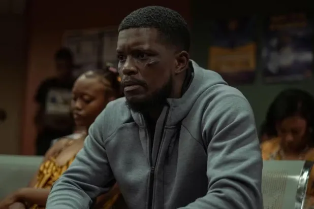 Adalet sistemi, öfke, toplumsal baskı ve ahlaki sınırlar gibi konuları işleyen 180, trafikteki sıradan bir tartışmanın trajediye dönüşmesiyle başlıyor (Netflix)