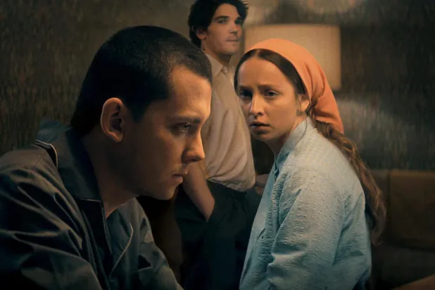 Unchosen, muhafazakar bir dini toplulukta eşi ve çocuğuyla yaşayan Rosie'nin, gizemli bir yabancıyla karşılaşmasının ardından başlayan özgürleşme yolculuğunu konu alıyor (Netflix)