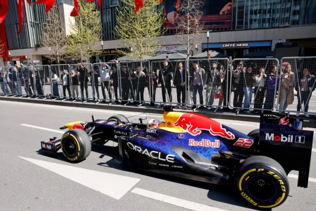 Formula 1'in Türkiye'ye dönüşünü duyurma etkinliğinde Red Bull'ın F1 arabası Dolmabahçe Sarayı'nın önüne getirildi (Reuters)