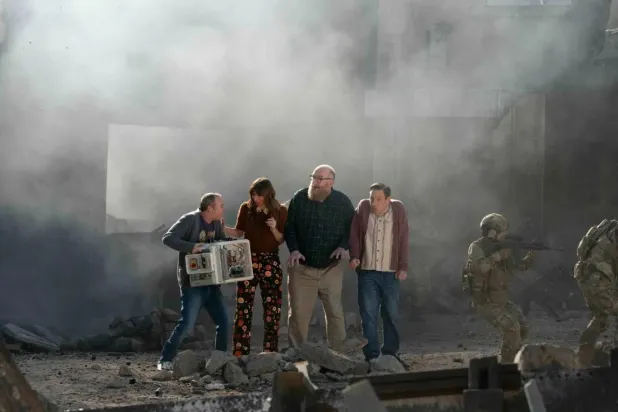 Stuart Fails to Save the Universe, Stuart Bloom'un yanlışlıkla çoklu evreni kaosa sürükleyen bir olayı tetiklemesini merkezine alıyor (HBO Max)