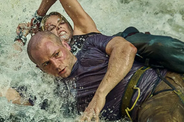 Apex, yas içindeki bir kadının Avustralya'nın vahşi doğasında çıktığı yalnız yolculukta, kendisini hedef alan kurnaz bir katilin ölümcül oyununa sürüklenmesini anlatıyor (Netflix)