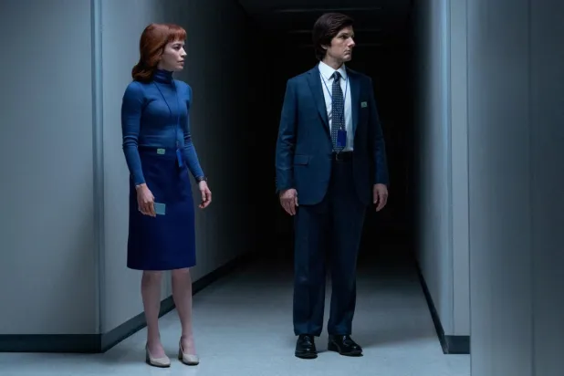 Adam Scott (sağda), Severance'ta eşinin ölümüyle başa çıkamayınca, iş ve özel hayatını cerrahi bir yöntemle birbirinden ayıran prosedüre başvuran Mark Scout rolünde (Apple TV)