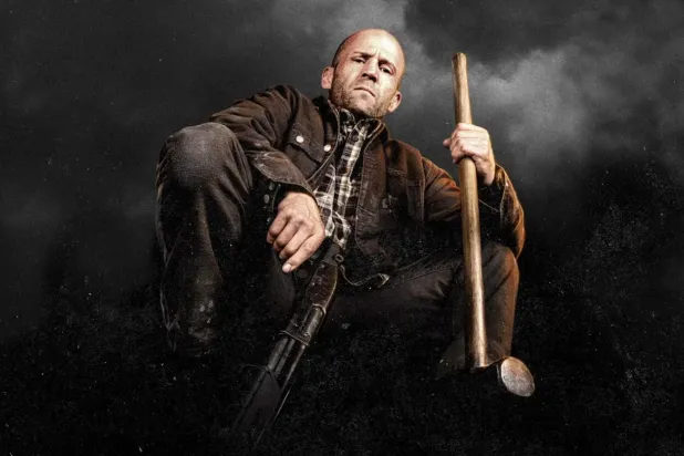 58 yaşındaki Jason Statham, Ağır İşçi'de patronunun kızı insan kaçakçıları tarafından kaçırılan madalyalı eski asker Levon Cade rolündeydi (Amazon MGM Studios)