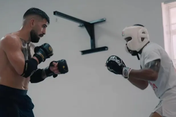 Ilia Topuria (solda), hazirandaki Justin Gaethje karşılaşması öncesinde antrenmanda (Ilia Topuria / YouTube)