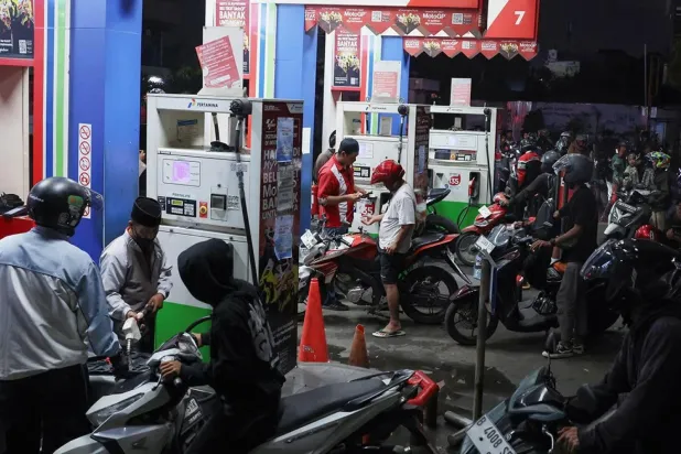 İran savaşının yarattığı enerji krizi, Cakarta'daki benzin istasyonlarında uzun kuyruklar oluşmasına yol açmıştı (Reuters)