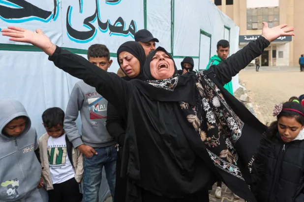 Gazze Şeridi'nin güneyindeki Han Yunus'ta bulunan Nasır Hastanesi'nde İsrail hava saldırılarında öldürülen 6 Filistinlinin cenaze töreninde ağlayan bir kadın (Reuters)