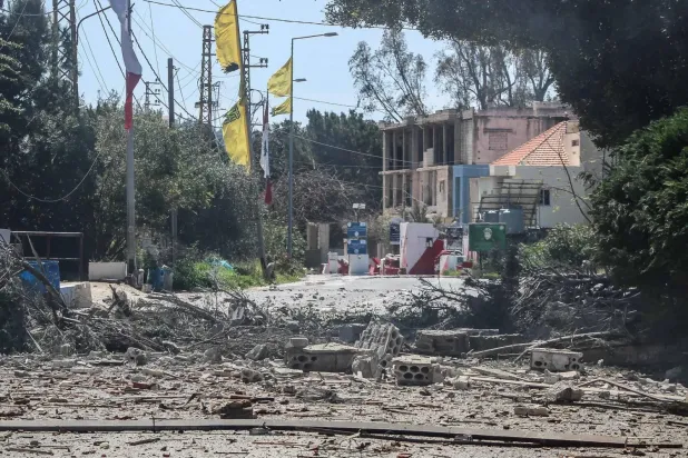 Lübnan'ın güneyindeki el-Amiriye kasabasının bombalanmasının ardından oluşan yıkım (AFP)