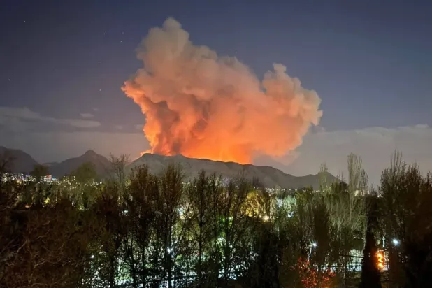 Dün sabaha karşı İran'ın orta kesimlerindeki İsfahan şehrinde bir mühimmat deposundan yükselen duman ve alevler (sosyal medya)