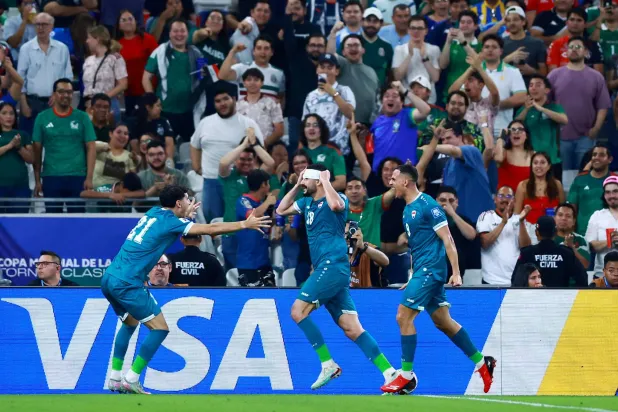 أيمن حسين يحتفل رفقة زملائه بالهدف الثاني (رويترز) 