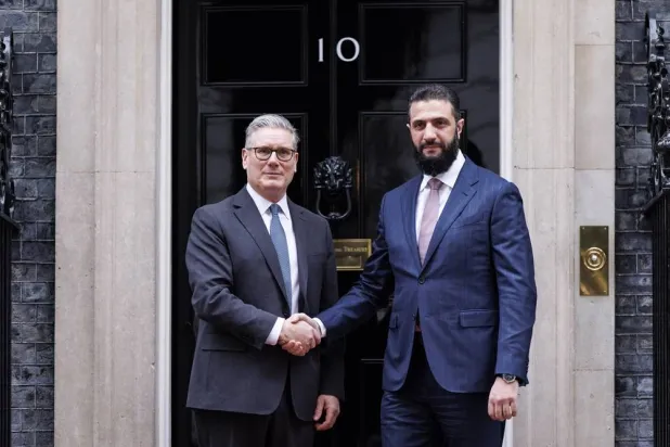British Prime Minister Keir Starmer (L) welcomes the President of Syria, Ahmed al-Sharaa (R), to Downing Street in London, Britain, 31 March 2026. (EPA) 