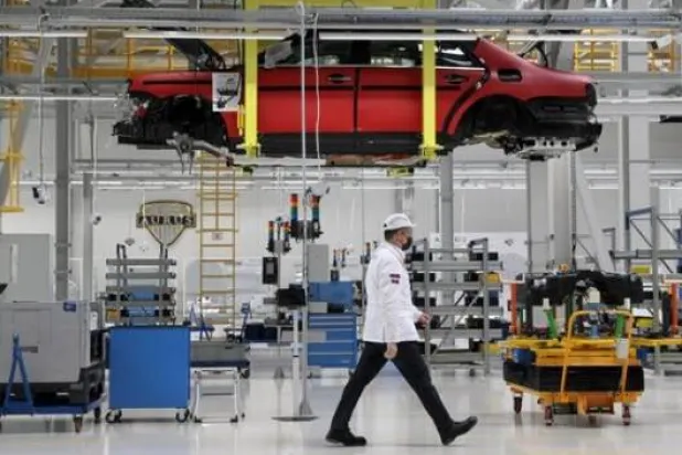 موظف يمشي عبر خط التجميع في مصنع «أوروس» بمدينة يلابوغا (رويترز)