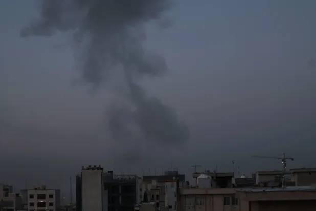 تصاعد الدخان عقب غارة جوية في وسط طهران اليوم (إ.ب.أ)