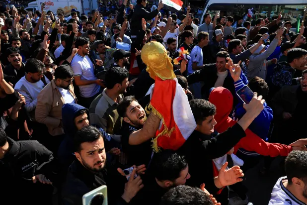 المحتفلون يرفعون تمثال كأس العالم (رويترز)