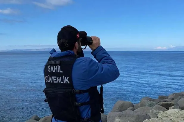 عنصر من خفر السواحل التركي يراقب بحر إيجه 15 مارس 2024 (أرشيفية-أ.ف.ب)