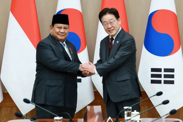 Indonesian President Prabowo Subianto (L) and South Korean President Lee Jae Myung (R) pose for a photo during their meeting at the presidential office in Seoul on April 1, 2026. (Photo by YONHAP / AFP)