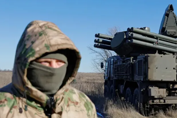جندي روسي يقف أمام منظومة صواريخ بانتسير المضادة للطائرات بمنطقة لوغانسك (رويترز)