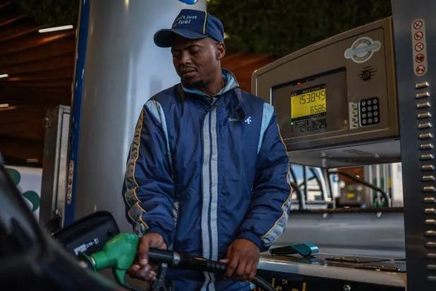 سيارة تُزود بالوقود في محطة بنزين في روزبانك - جوهانسبرغ (أ.ف.ب)