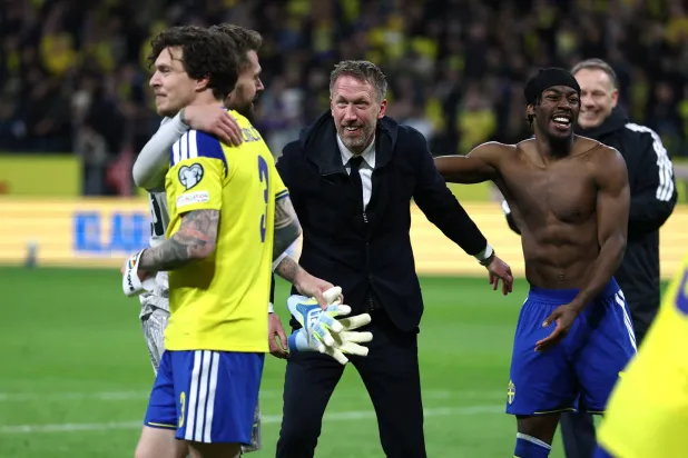 بوتر يحتفل مع لاعبيه بعد تأهل السويد على حساب بولندا (رويترز)