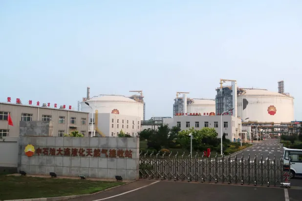 مخازن للغاز الطبيعي في نقطة تسلم تابعة لشركة «بتروتشاينا» في مدينة داليان الصينية (رويترز)