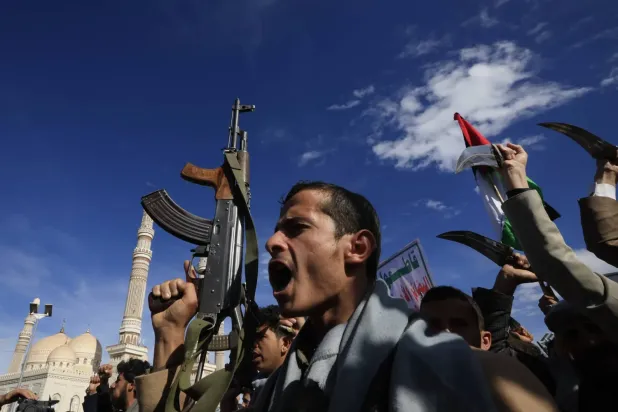 Sana'da İran'la dayanışma gösterisi düzenleyen Husi militanları (EPA)