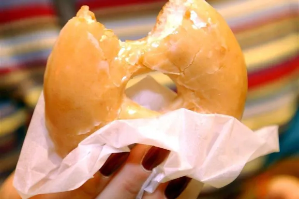 معرفة التوقيت الأمثل لتناول الحلويات يمكن أن يساعد في تقليل تأثيرها على مستويات السكر (رويترز)