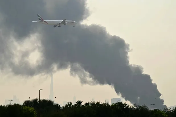 الدفاعات الجوية الإماراتية تعاملت الأربعاء مع 5 صواريخ باليستية و35 طائرة مسيّرة آتية من إيران (أ.ف.ب)