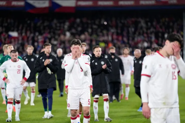 الأسى واضح في وجوه لاعبي الدنمارك (أ.ب)