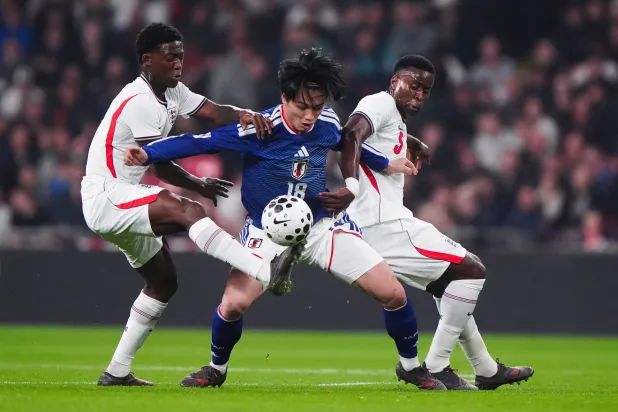 صراع على الكرة في مواجهة إنجلترا واليابان (د.ب.أ)