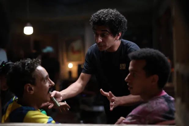 لقطة من كواليس تصوير فيلم «السادة الأفاضل»