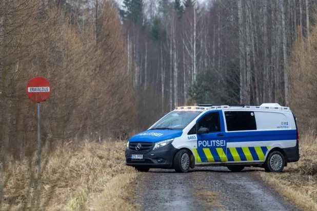 سيارة تقف على طريق قرب موقع عُثر فيه على حطام طائرة مسيّرة واحدة على الأقل بعد رصد نشاط طائرات مسيّرة أجنبية بالقرب من الحدود مع روسيا خلال الليل... في كاستر بإستونيا يوم 31 مارس 2026 (رويترز)