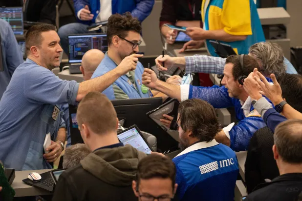 متداولون يقدمون عروضاً في قاعة تداول خيارات مؤشر «ستاندرد آند بورز» في بورصة شيكاغو للخيارات العالمية (أ.ف.ب)