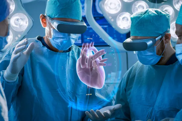 تتجه الرعاية الصحية نحو دمج مصادر بيانات متعددة لتكوين فهم أكثر شمولاً لحالة المريض (شاترستوك)