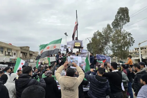 تغطية إعلاميين سوريين في القنيطرة لتجمع الأهالي احتجاجاً على السياسات الإسرائيلية (مركز القنيطرة الإعلامي)