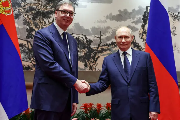 الرئيس الروسي فلاديمير بوتين مع نظيره الصربي ألكسندر فوتشيتش خلال لقاء بينهما في بكين 2 سبتمبر 2025 (رويترز)