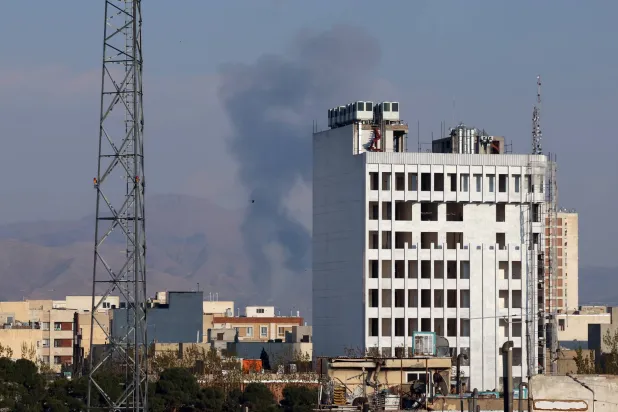 تصاعد الدخان جراء غارات إسرائيلية على طهران اليوم (إ.ب.أ)