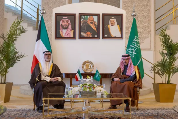 الأمير فيصل بن فرحان مستقبلاً الشيخ جراح الصباح في الرياض الأربعاء (وزارة الخارجية السعودية)