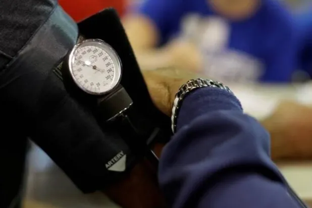 يقاس ضغط الدم بوحدة ملم من الزئبق (أرشيفية - رويترز)